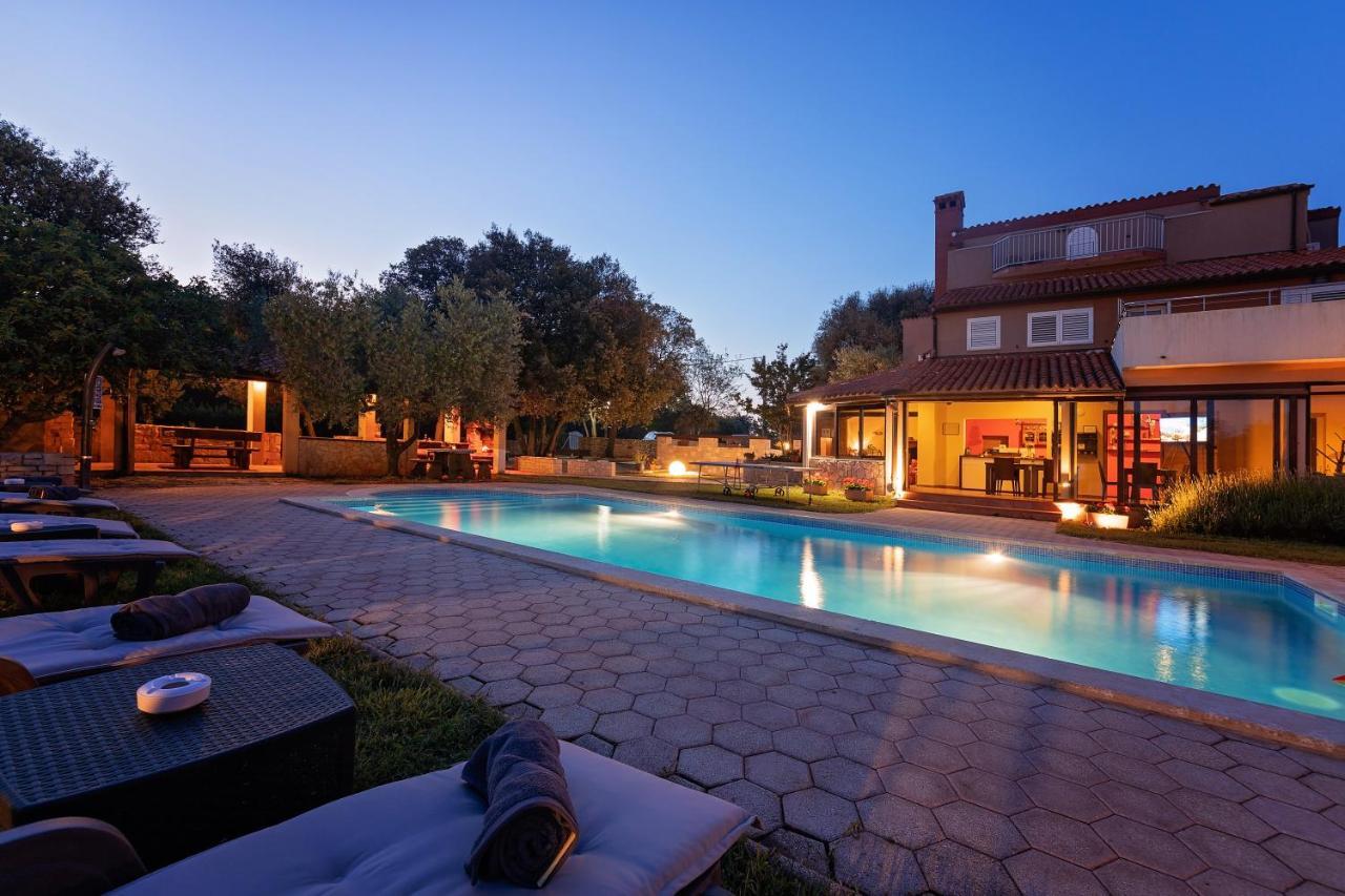 Guesthouse "Barboska" - Big Outdoor Swimming Pool & Private Tennis Court 沃德年 外观 照片