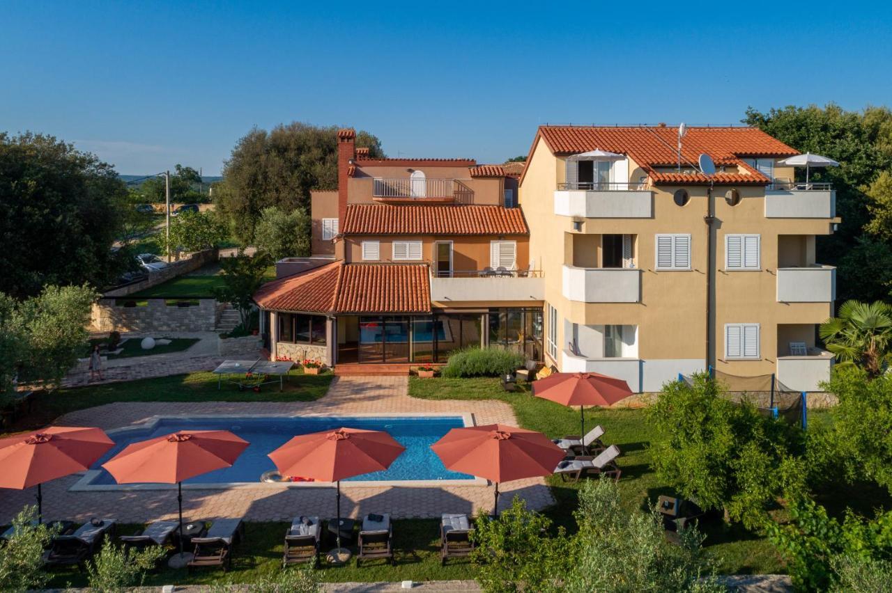 Guesthouse "Barboska" - Big Outdoor Swimming Pool & Private Tennis Court 沃德年 外观 照片