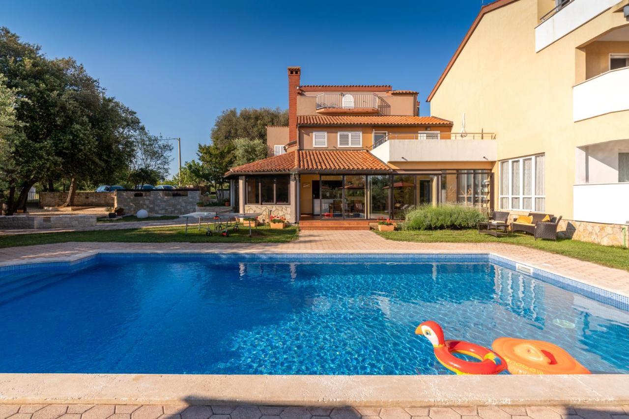 Guesthouse "Barboska" - Big Outdoor Swimming Pool & Private Tennis Court 沃德年 外观 照片