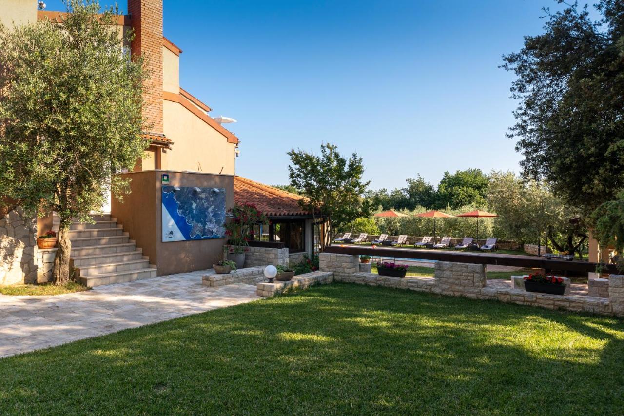Guesthouse "Barboska" - Big Outdoor Swimming Pool & Private Tennis Court 沃德年 外观 照片