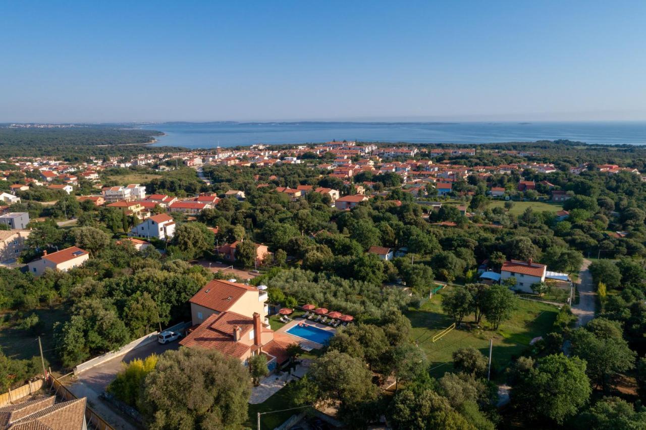 Guesthouse "Barboska" - Big Outdoor Swimming Pool & Private Tennis Court 沃德年 外观 照片
