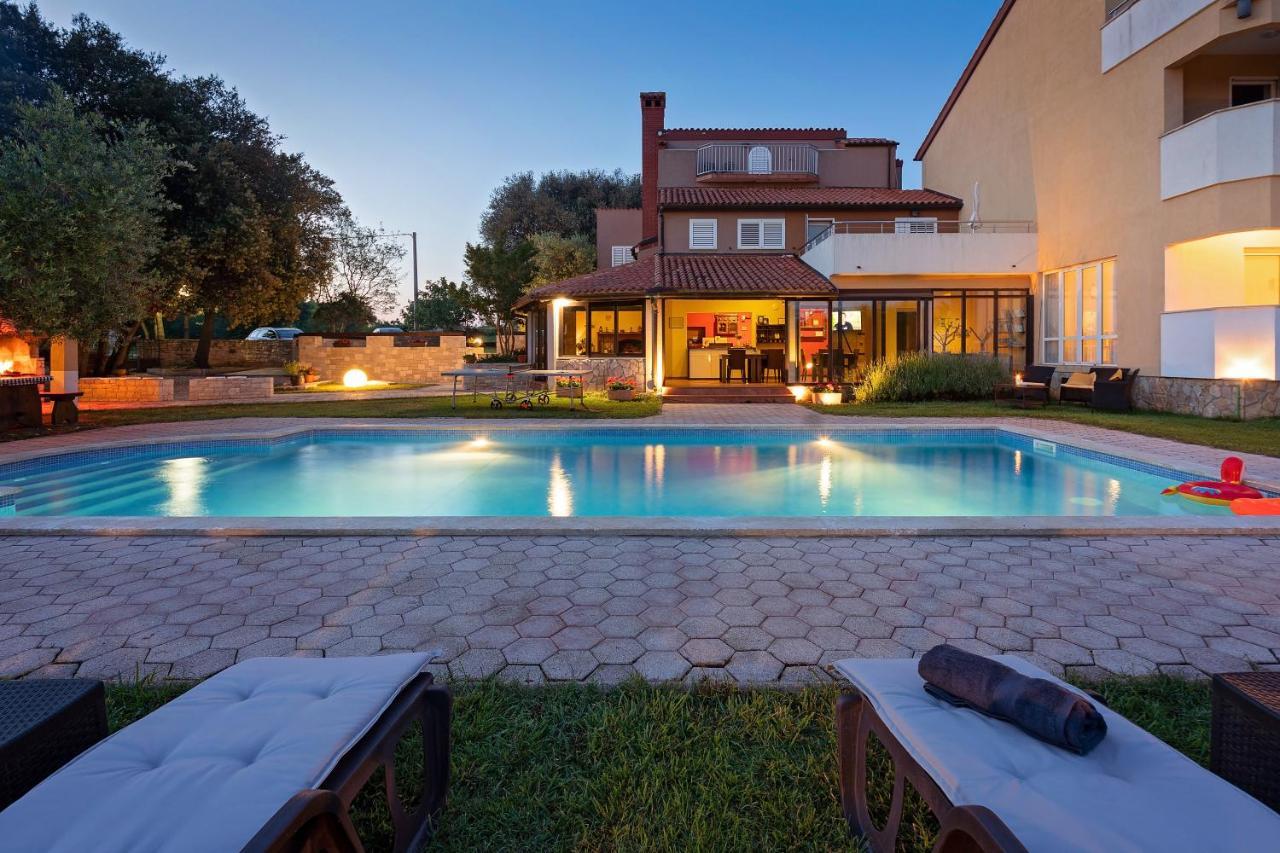 Guesthouse "Barboska" - Big Outdoor Swimming Pool & Private Tennis Court 沃德年 外观 照片