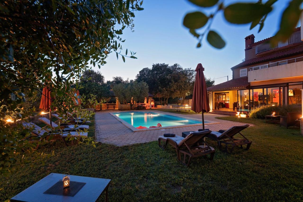 Guesthouse "Barboska" - Big Outdoor Swimming Pool & Private Tennis Court 沃德年 外观 照片