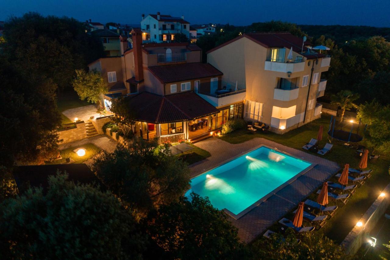 Guesthouse "Barboska" - Big Outdoor Swimming Pool & Private Tennis Court 沃德年 外观 照片