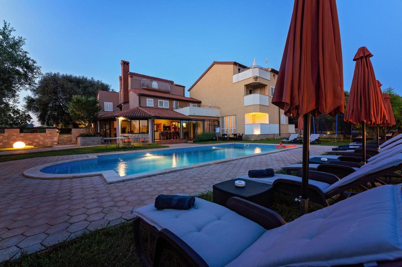 Guesthouse "Barboska" - Big Outdoor Swimming Pool & Private Tennis Court 沃德年 外观 照片