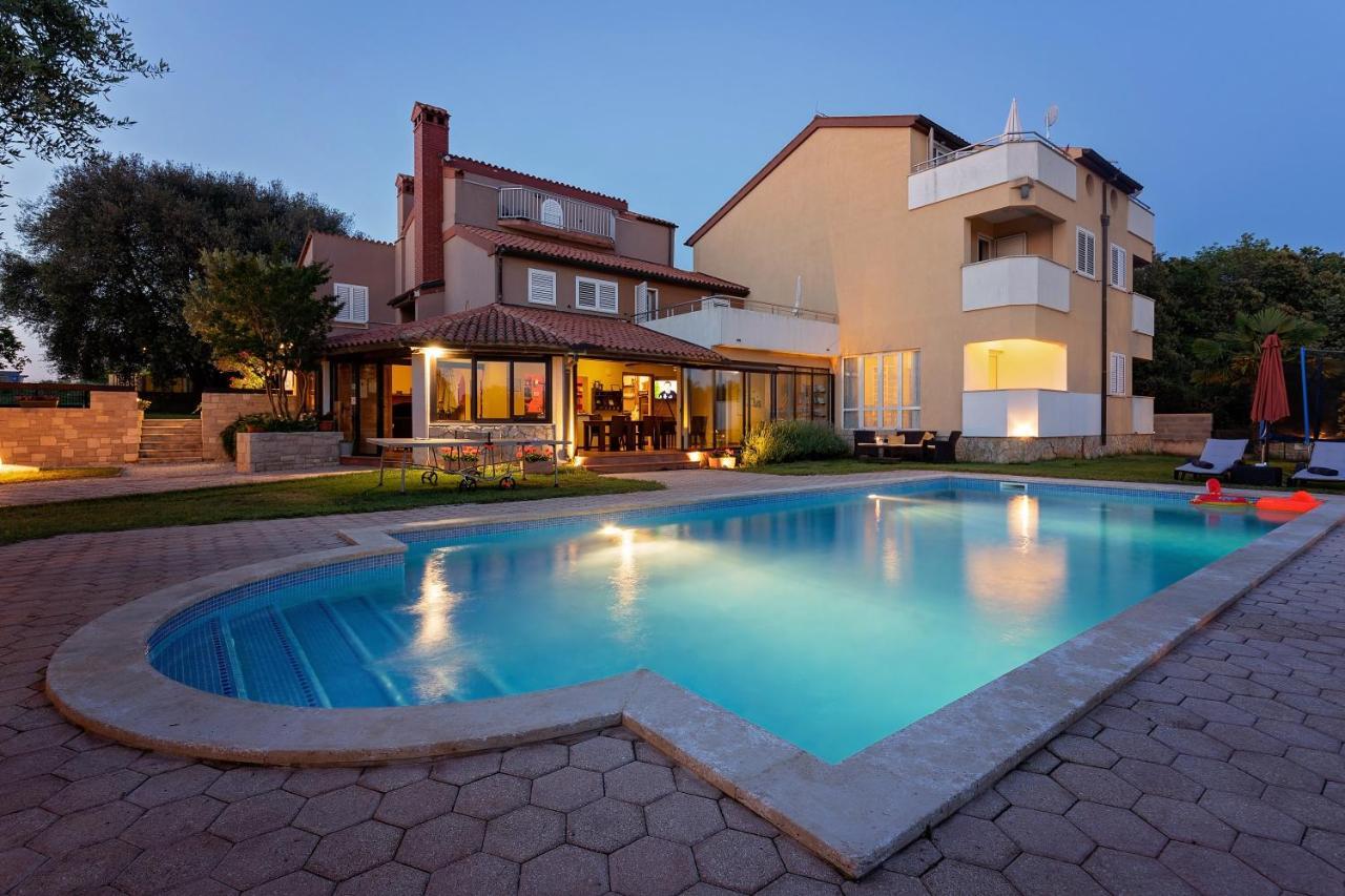 Guesthouse "Barboska" - Big Outdoor Swimming Pool & Private Tennis Court 沃德年 外观 照片