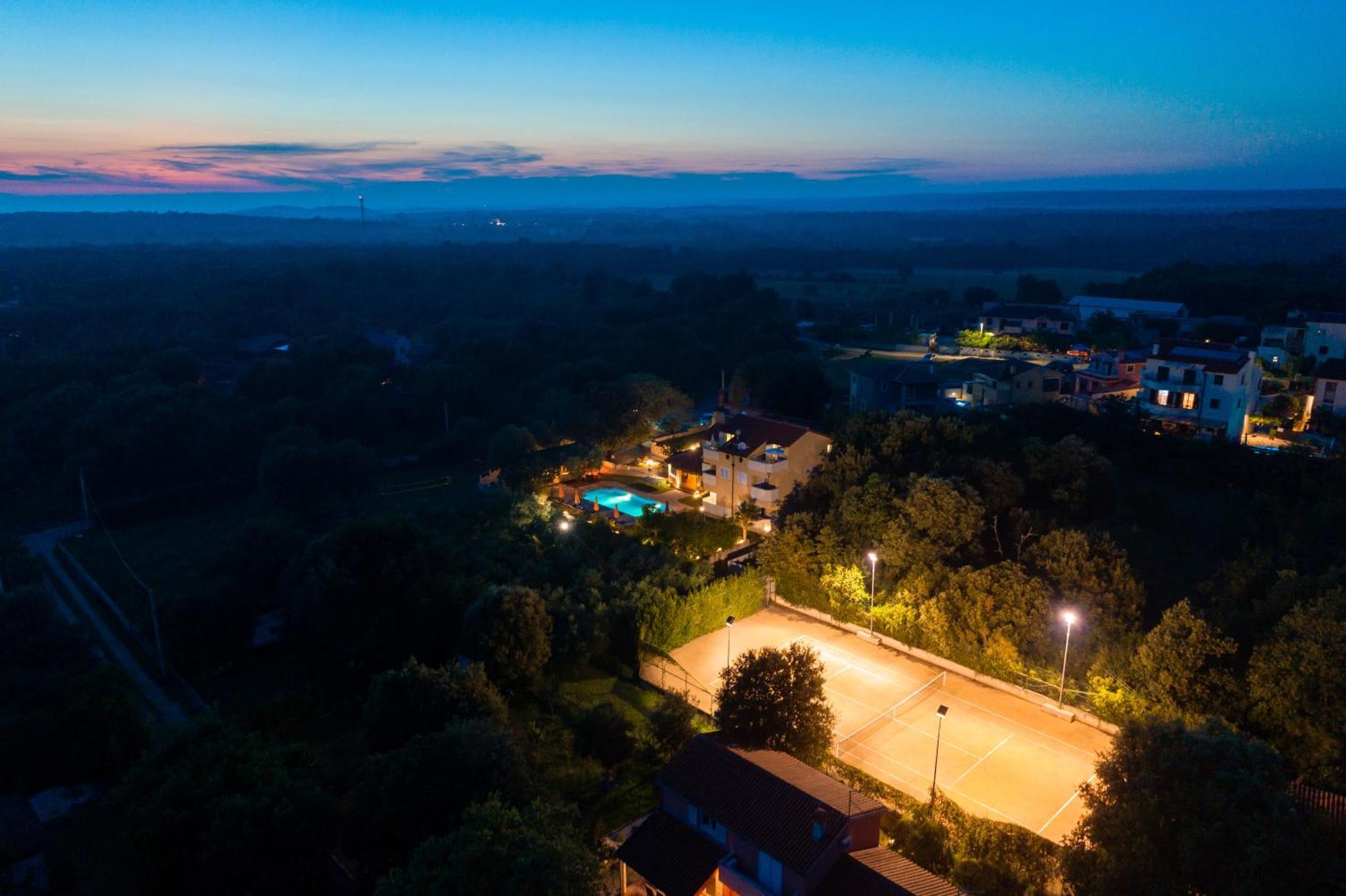 Guesthouse "Barboska" - Big Outdoor Swimming Pool & Private Tennis Court 沃德年 外观 照片