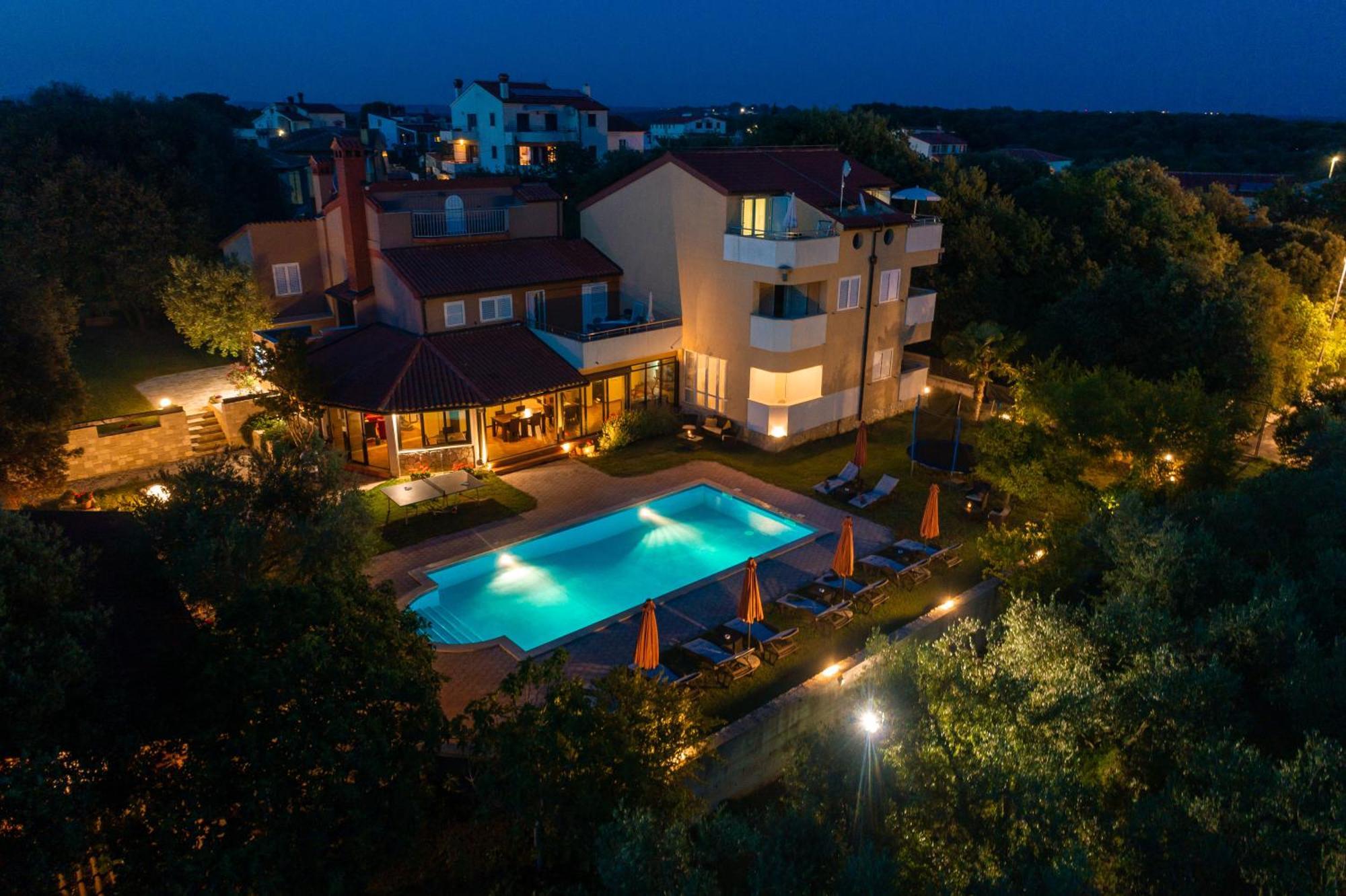 Guesthouse "Barboska" - Big Outdoor Swimming Pool & Private Tennis Court 沃德年 外观 照片