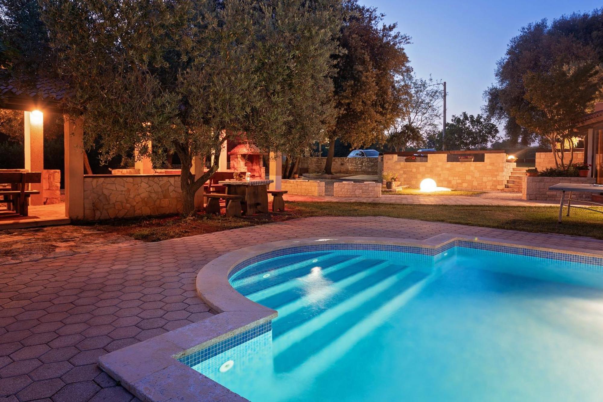Guesthouse "Barboska" - Big Outdoor Swimming Pool & Private Tennis Court 沃德年 外观 照片