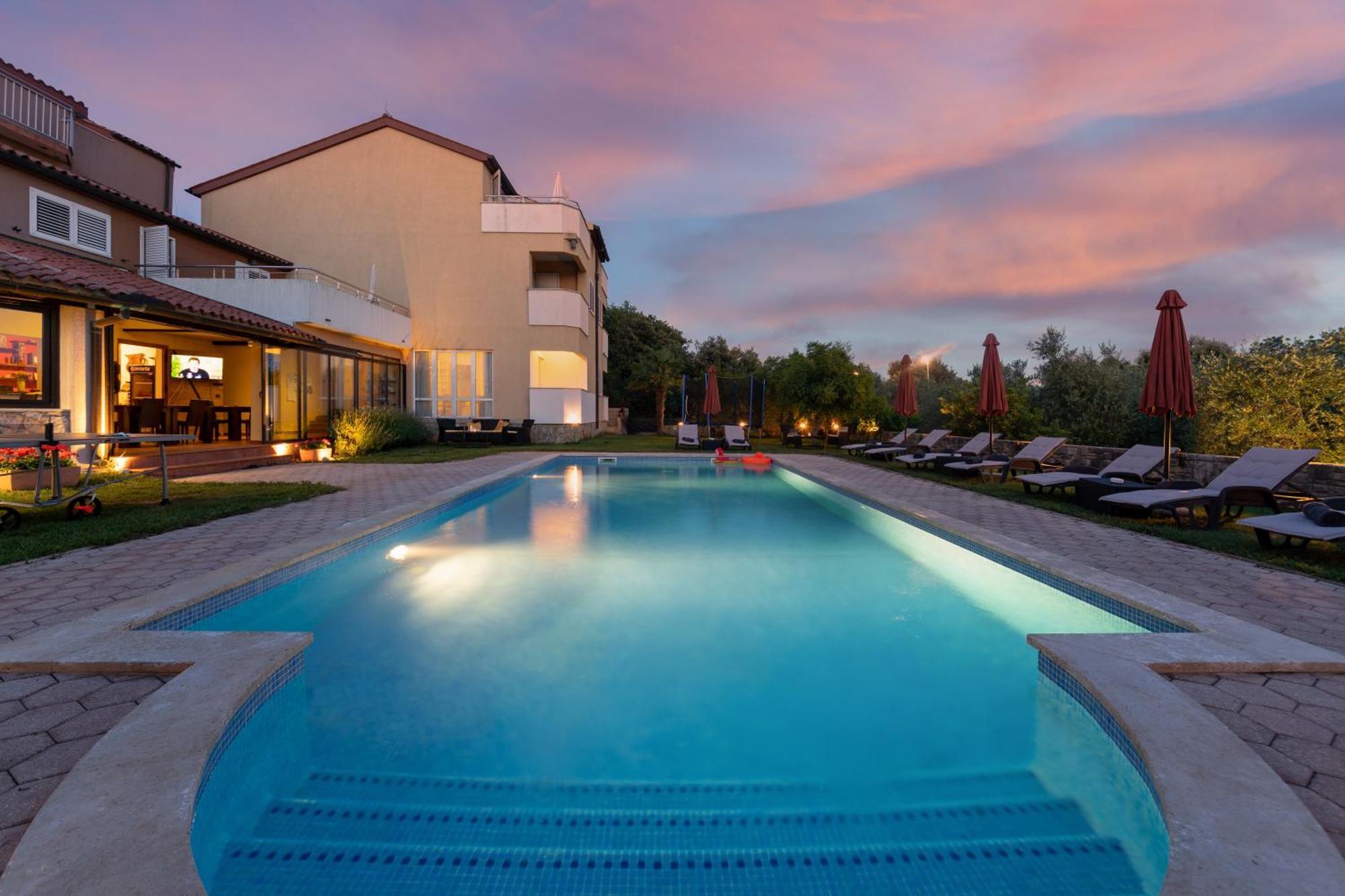 Guesthouse "Barboska" - Big Outdoor Swimming Pool & Private Tennis Court 沃德年 外观 照片