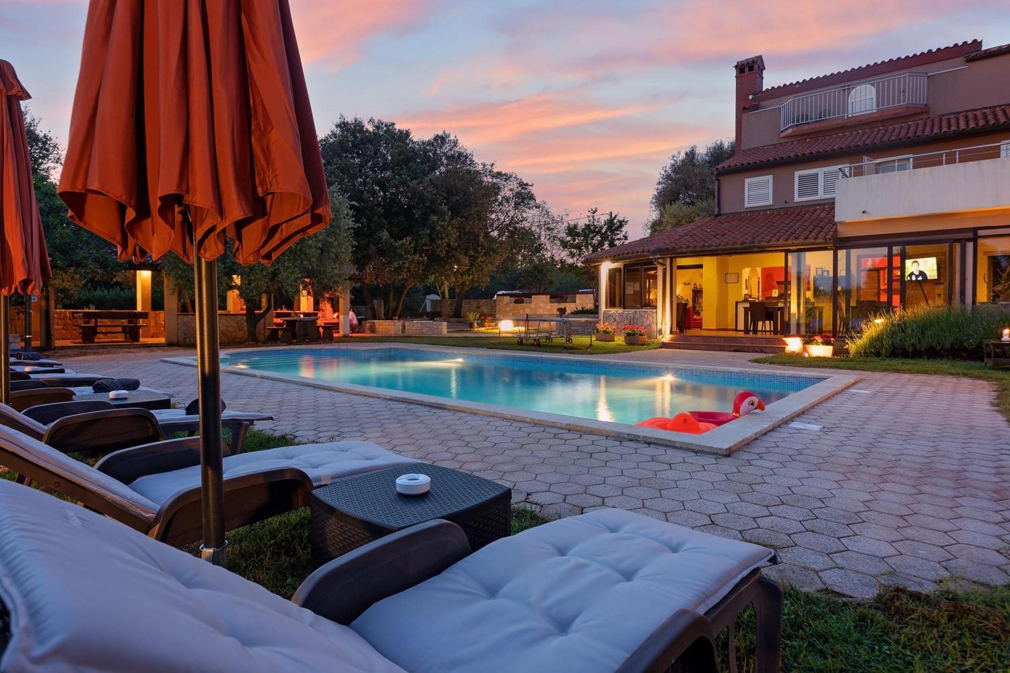 Guesthouse "Barboska" - Big Outdoor Swimming Pool & Private Tennis Court 沃德年 外观 照片