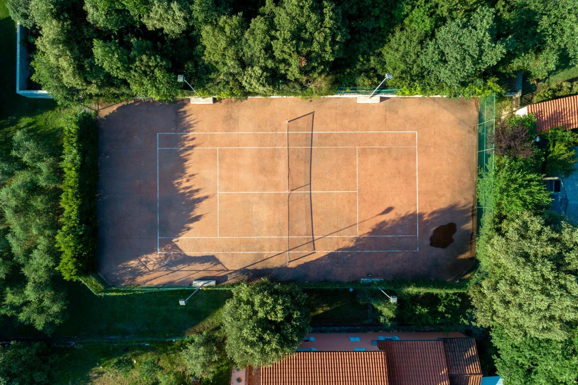 Guesthouse "Barboska" - Big Outdoor Swimming Pool & Private Tennis Court 沃德年 外观 照片