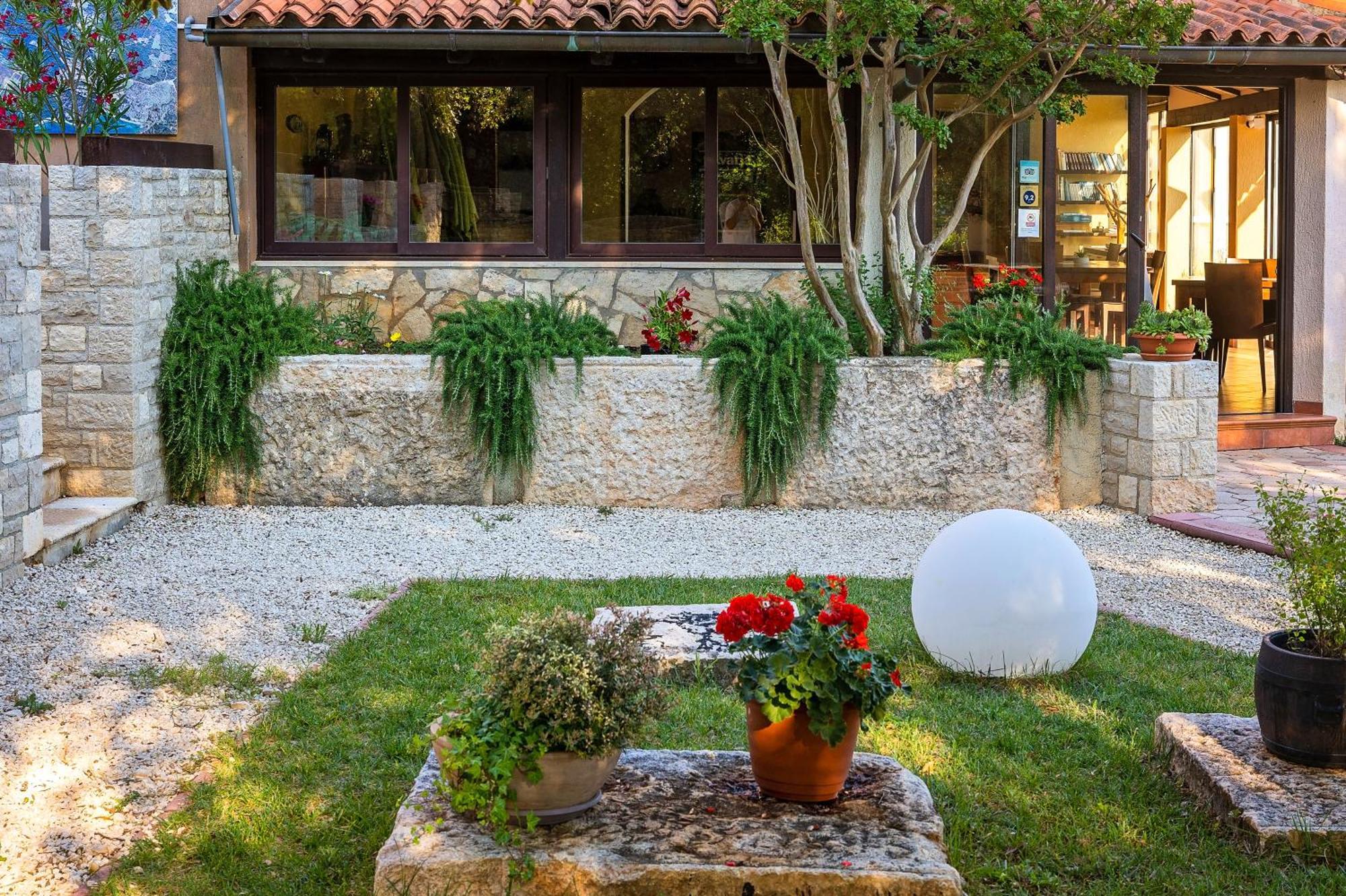 Guesthouse "Barboska" - Big Outdoor Swimming Pool & Private Tennis Court 沃德年 外观 照片