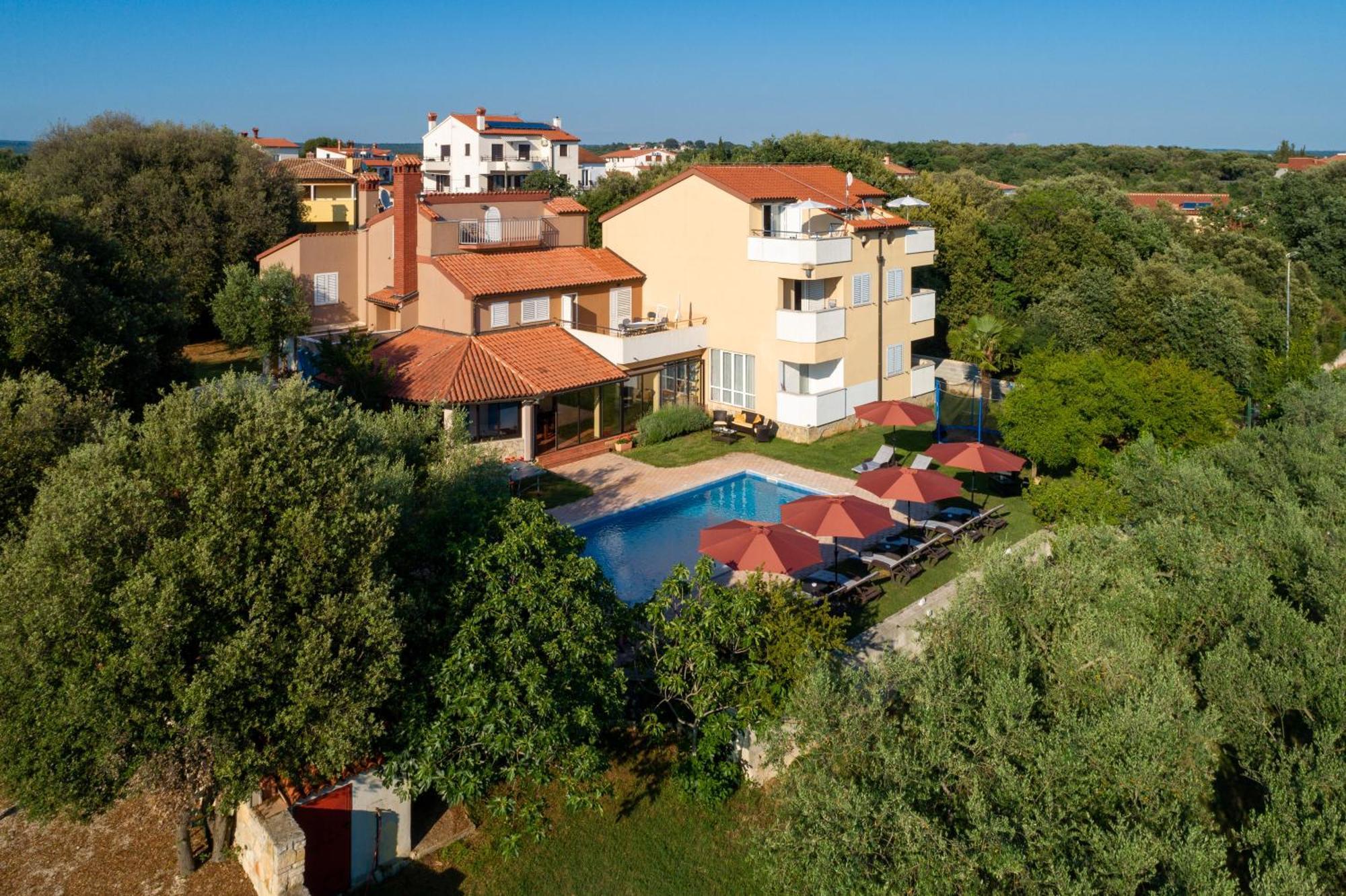 Guesthouse "Barboska" - Big Outdoor Swimming Pool & Private Tennis Court 沃德年 外观 照片