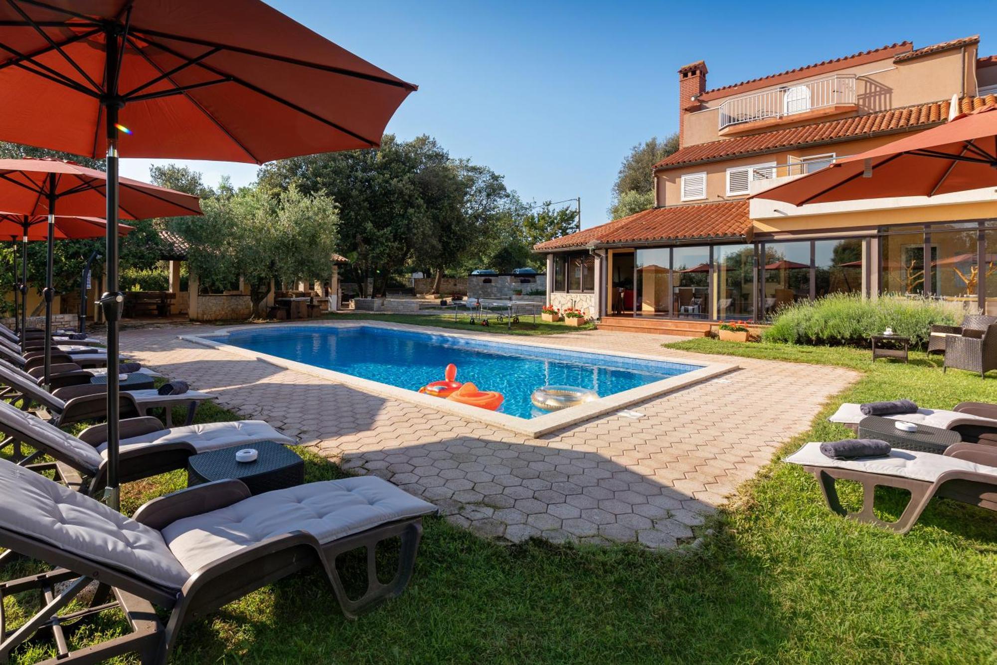 Guesthouse "Barboska" - Big Outdoor Swimming Pool & Private Tennis Court 沃德年 外观 照片