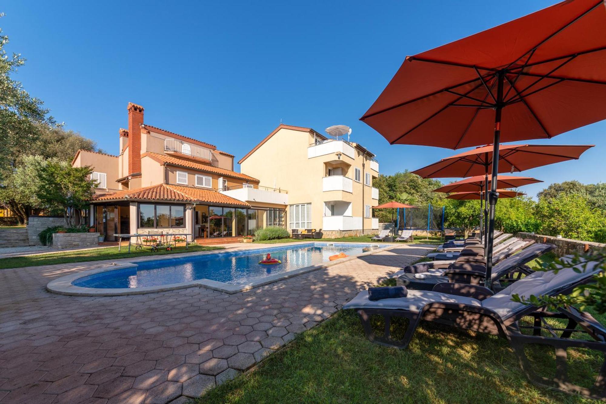 Guesthouse "Barboska" - Big Outdoor Swimming Pool & Private Tennis Court 沃德年 外观 照片