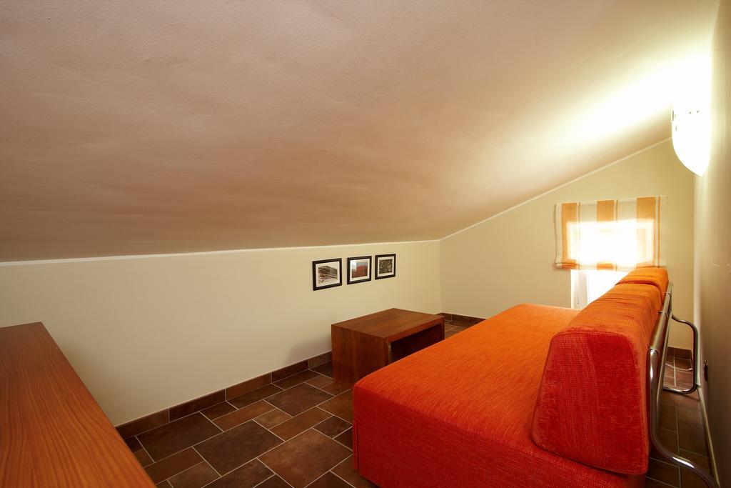 Guesthouse "Barboska" - Big Outdoor Swimming Pool & Private Tennis Court 沃德年 客房 照片