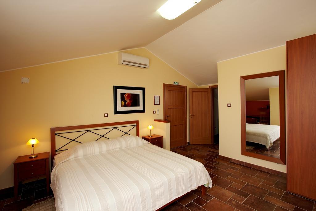 Guesthouse "Barboska" - Big Outdoor Swimming Pool & Private Tennis Court 沃德年 客房 照片