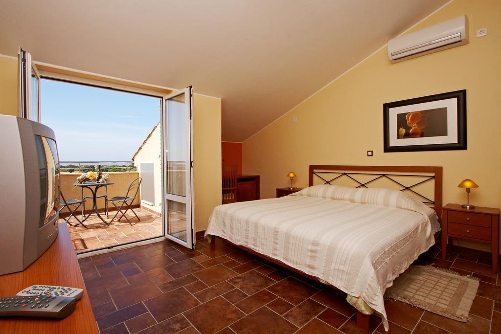 Guesthouse "Barboska" - Big Outdoor Swimming Pool & Private Tennis Court 沃德年 客房 照片