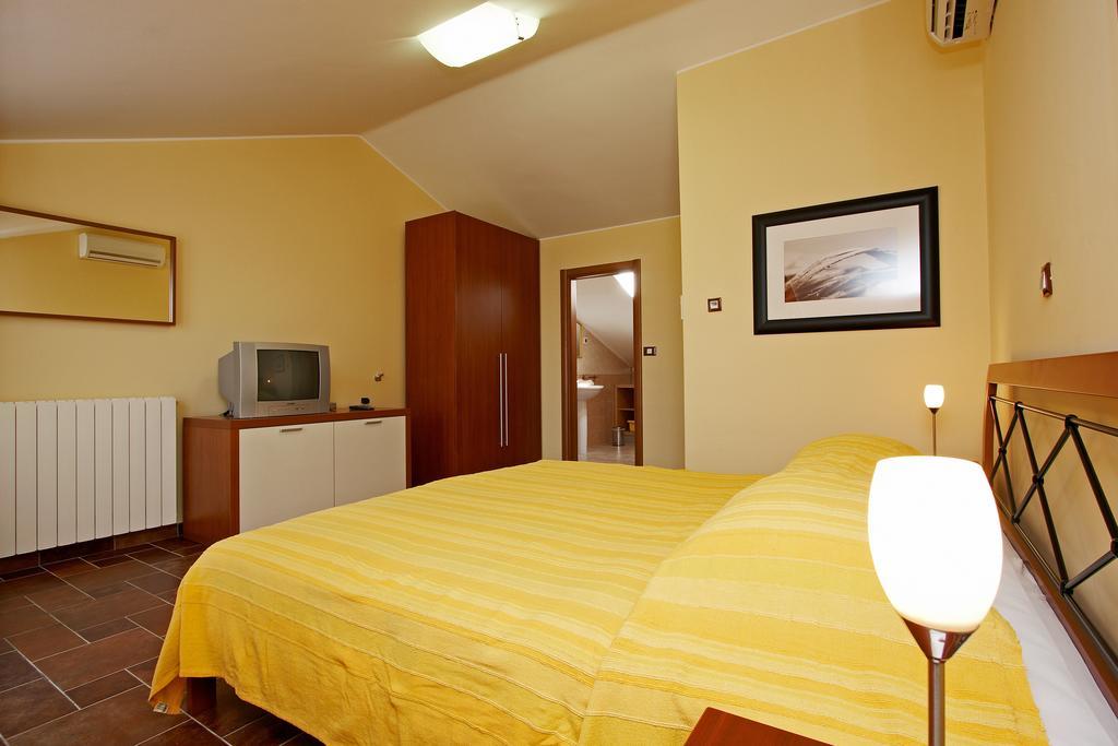Guesthouse "Barboska" - Big Outdoor Swimming Pool & Private Tennis Court 沃德年 客房 照片
