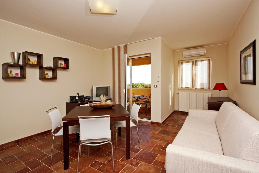 Guesthouse "Barboska" - Big Outdoor Swimming Pool & Private Tennis Court 沃德年 客房 照片