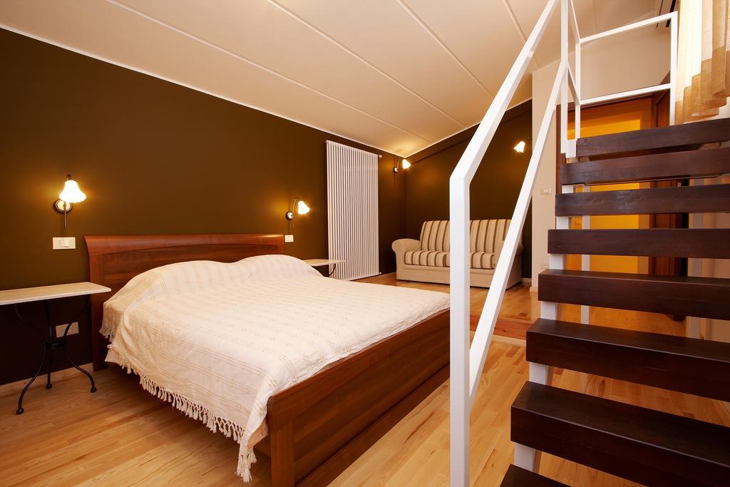 Guesthouse "Barboska" - Big Outdoor Swimming Pool & Private Tennis Court 沃德年 客房 照片