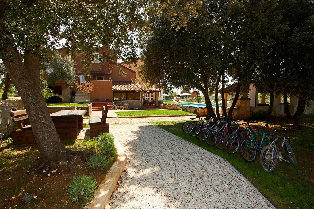 Guesthouse "Barboska" - Big Outdoor Swimming Pool & Private Tennis Court 沃德年 外观 照片