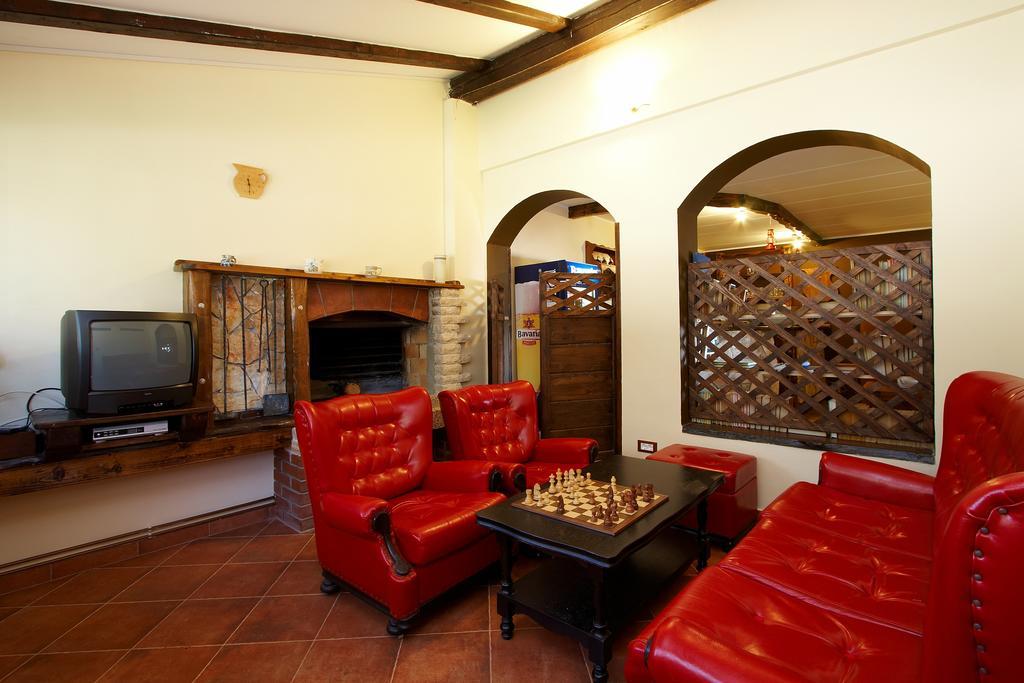 Guesthouse "Barboska" - Big Outdoor Swimming Pool & Private Tennis Court 沃德年 外观 照片